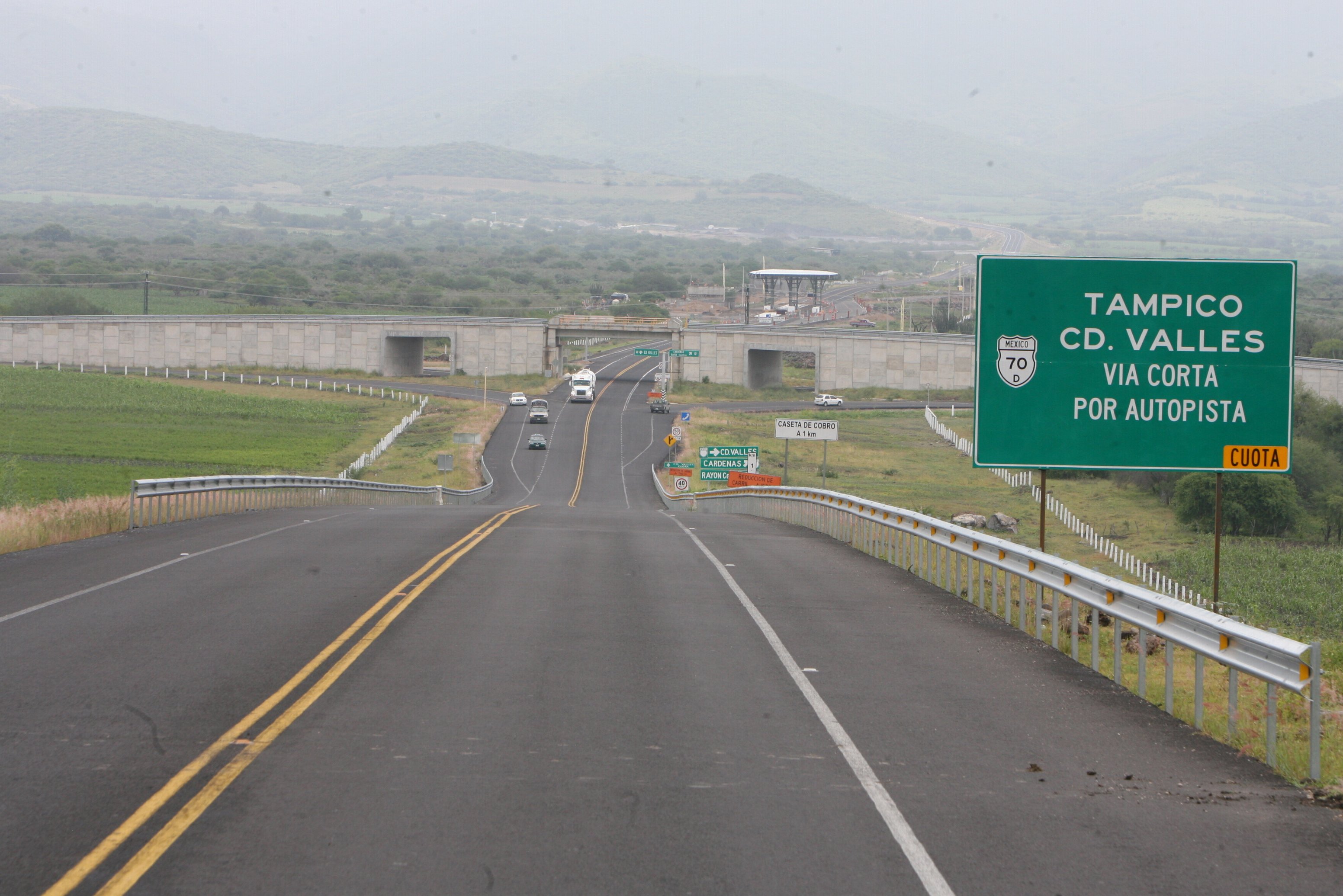 Detienen a dos personas por tráfico de personas, llevaban 16 indocumentados