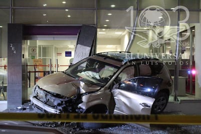 Choque en Salvador Nava: Conductor salva la vida y abandona vehículo 