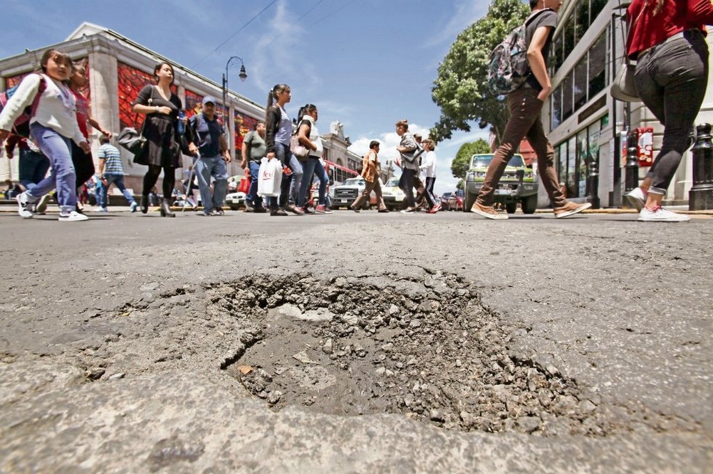 Aunque el edil Fernando Zamora dijo que la mayor inversión para rehabilitar calles se usó en repavimentar, los ciudadanos están molestos con los resultados. (JORGE ALVARADO. EL UNIVERSAL)