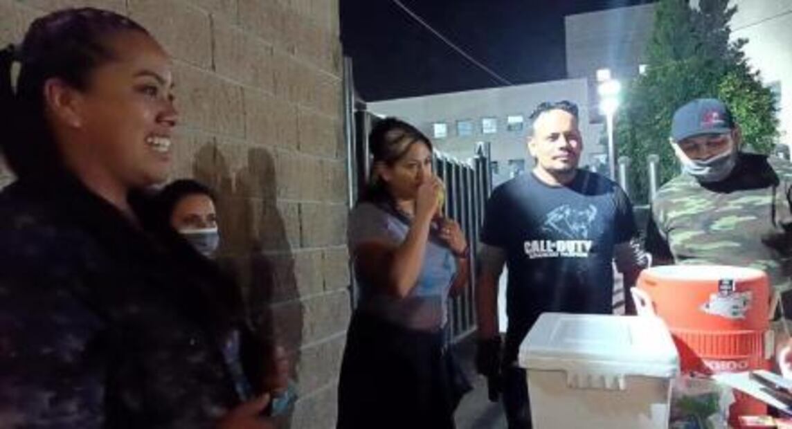 “Darles un café, es como darles un abrazo”: potosinos regalan cenas a familiares de enfermos en hospitales