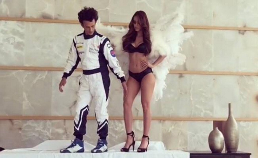 "La chica del clima" seduce con alas de ángel y poca ropa