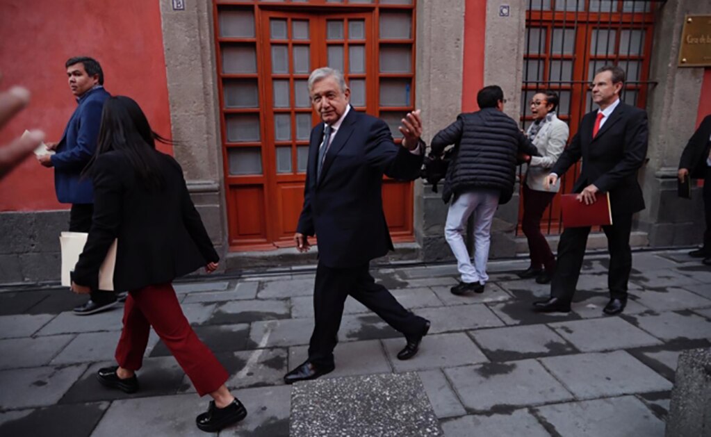AMLO camina de Palacio Nacional a escuela para inaugurar ciclo escolar