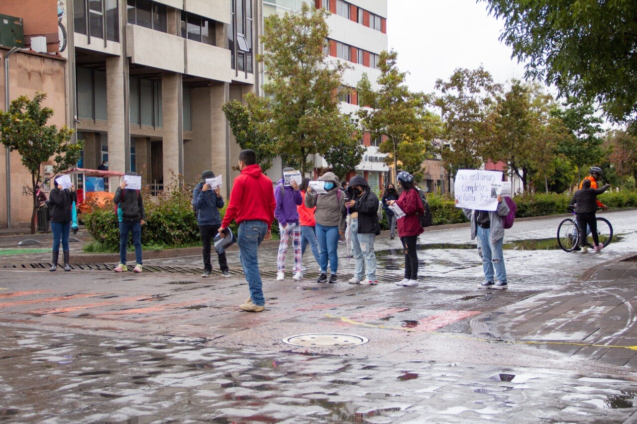 Estudiantes de la UASLP cierran por segundo día avenida Carranza en SLP; exigen información de Yezenia. Fotos: Nancy Lizet Hernández