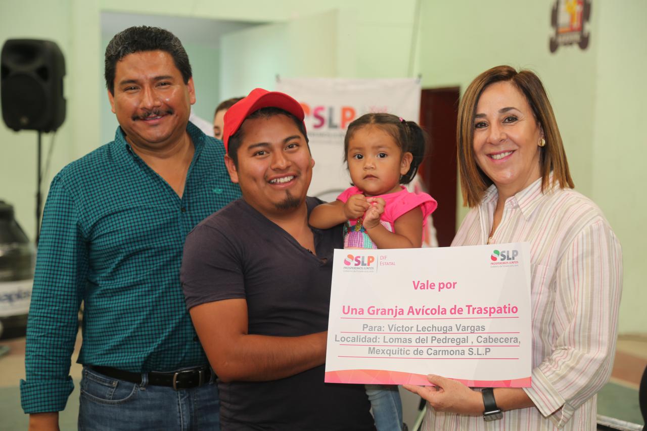 Entregan paquetes para granjas avícolas a habitantes de cinco municipios