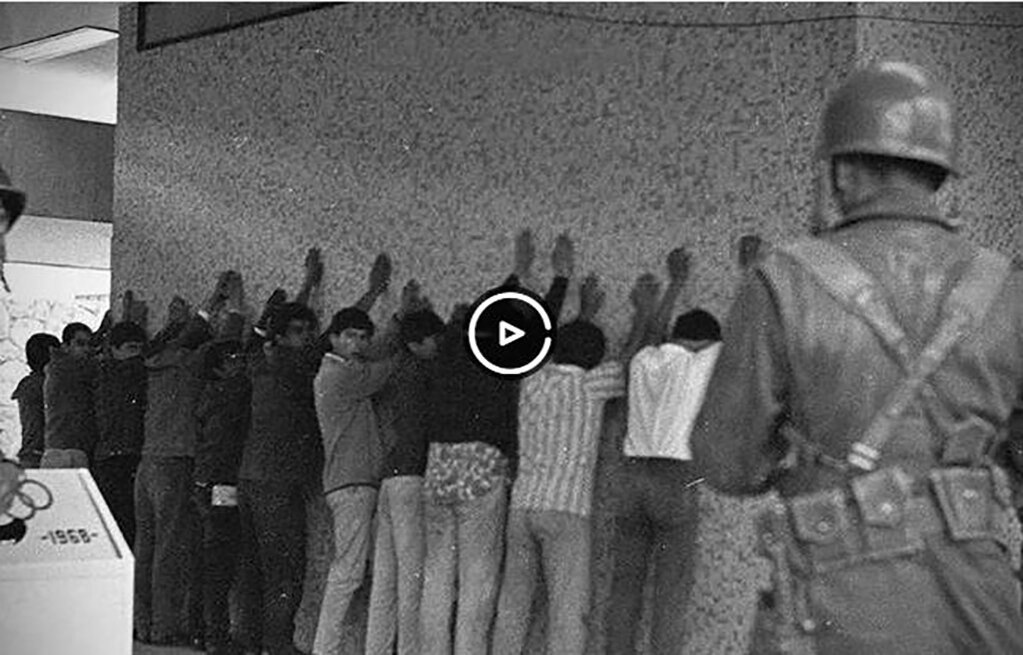 El ex reportero gráfico de EL UNIVERSAL, Jesús Fonseca, muestra el libro 1968. Un archivo inédito, en el que aparecen sus fotografías sobre el movimiento. (YADÍN XOLALPA. EL UNIVERSAL)