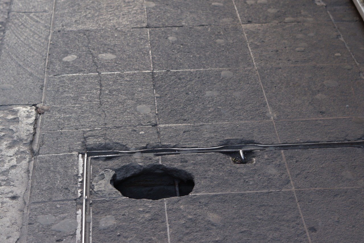 Mujer tropieza con tapa en Centro Histórico