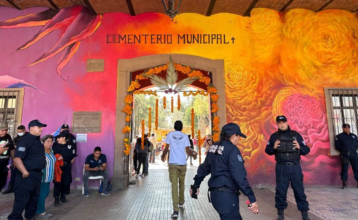 Entre cempasúchil y música, familias llenan panteones de SLP para visitar a sus difuntos