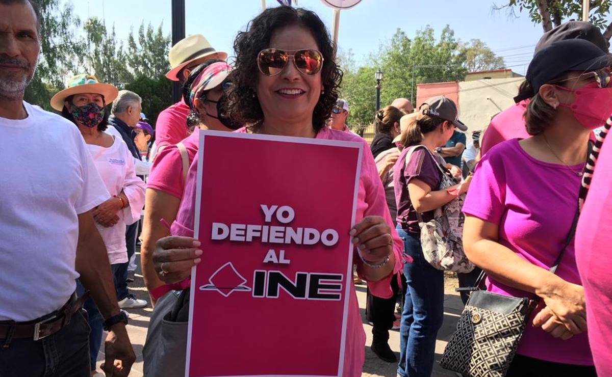 Más de dos mil personas marchan en Defensa del INE en San Luis Potosí