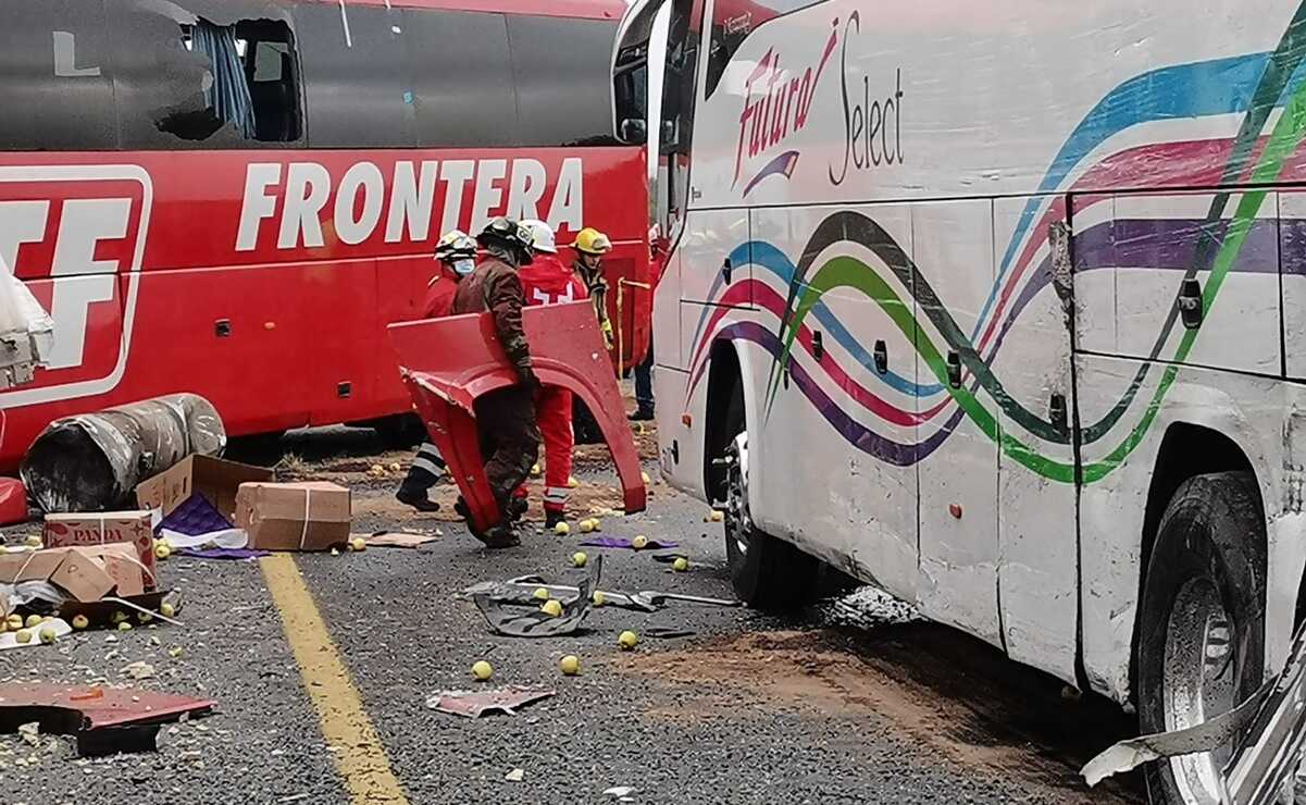 Choque entre tráiler y 3 autobuses deja un muerto y 9 heridos en carretera a Zacatecas