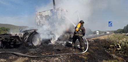 Llamas consumen tráiler en supercarretera a Rioverde 