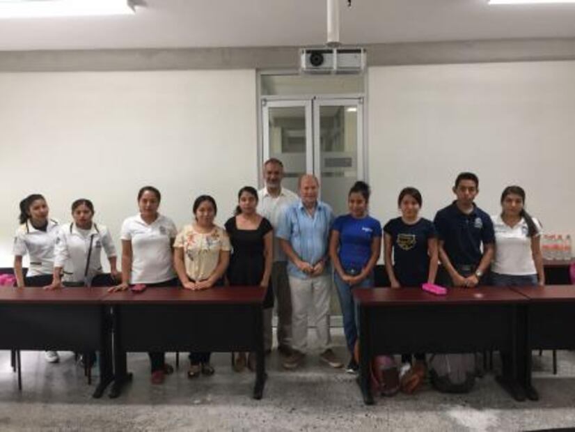 Voluntariado de Damas de la UASLP realiza primera entrega de becas
