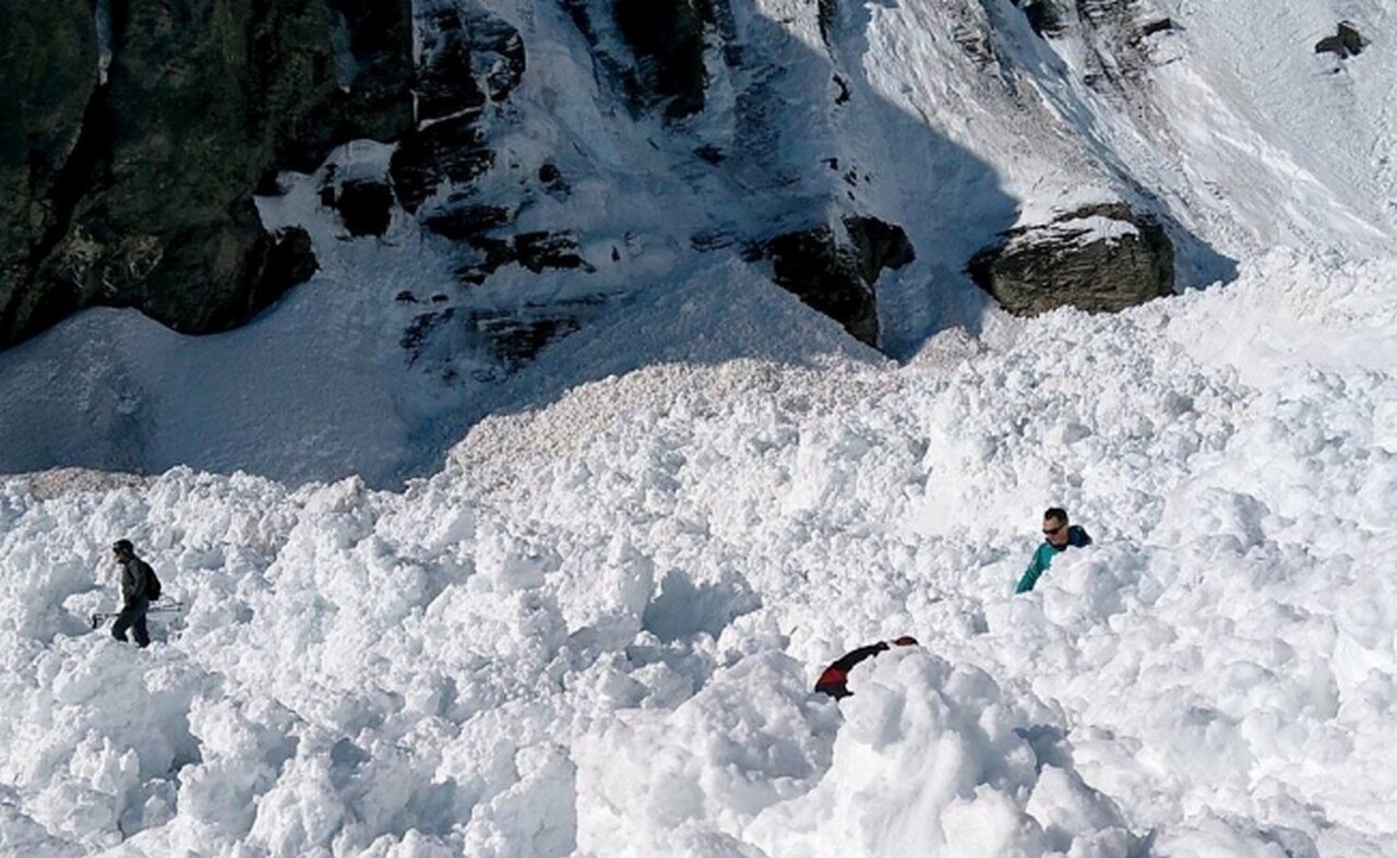 Rescatan a personas sepultadas por avalancha en Suiza