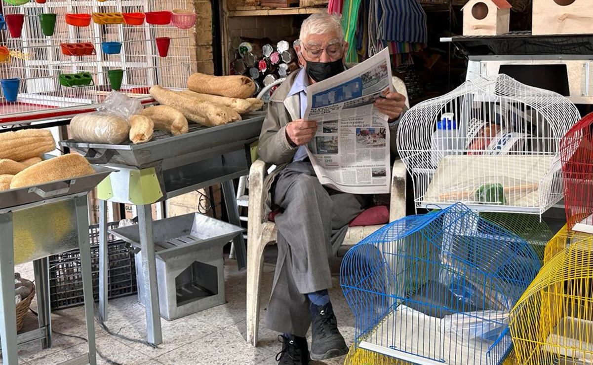 Francisco Cárdenas, una vida entre tendederos y escobetas de ixtle en el mercado República