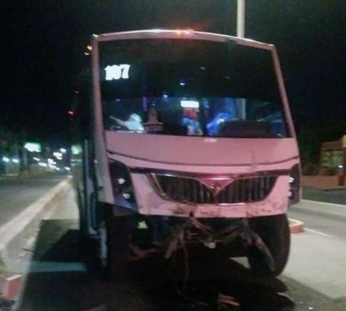 Trailer causa accidente en Eje 114