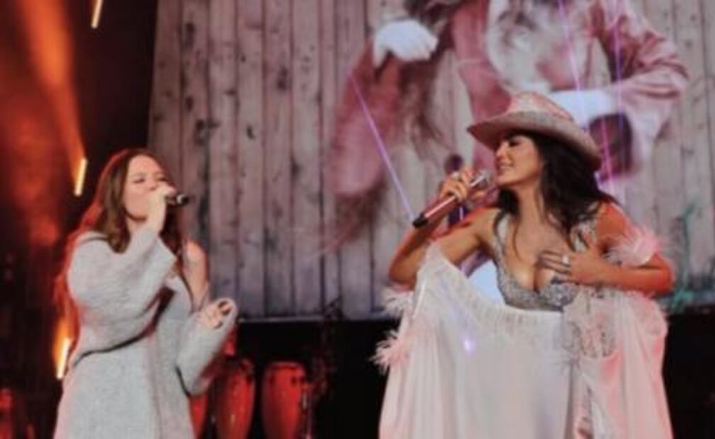 Ana Bárbara sufre tremenda caída en el escenario del Auditorio Nacional