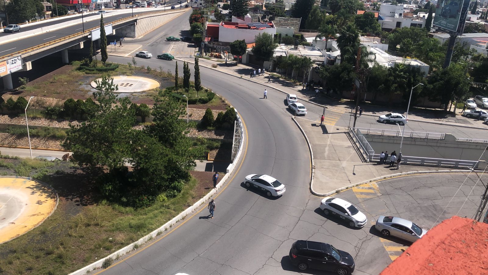Taxistas bloquean vialidades en capital potosina; exigen eliminar apps y taxis piratas