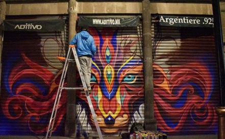 Con grafitis, artistas urbanos embellecen comercios del Centro Histórico de SLP 