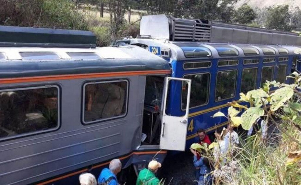 Chocan trenes con turistas a Machu Picchu, en Perú