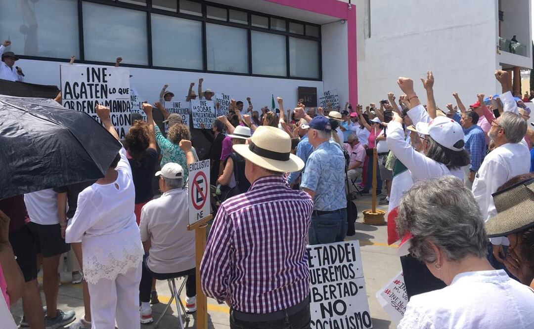 Habitantes marchan contra la sobrerrepresentación de Morena. Foto: Samuel Estrada.