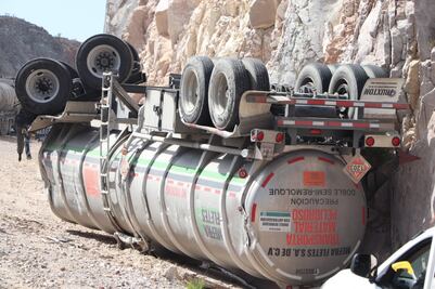 Pipa cargada de diésel vuelca en carretera San Luis-Villa de Arriaga 