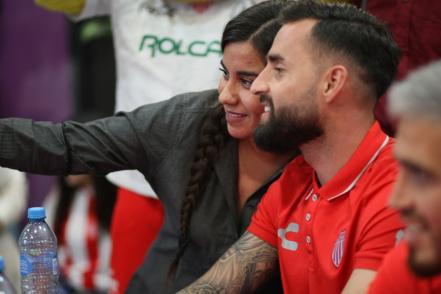 Jugadores de Necaxa conviven con afición en firma de autógrafos 