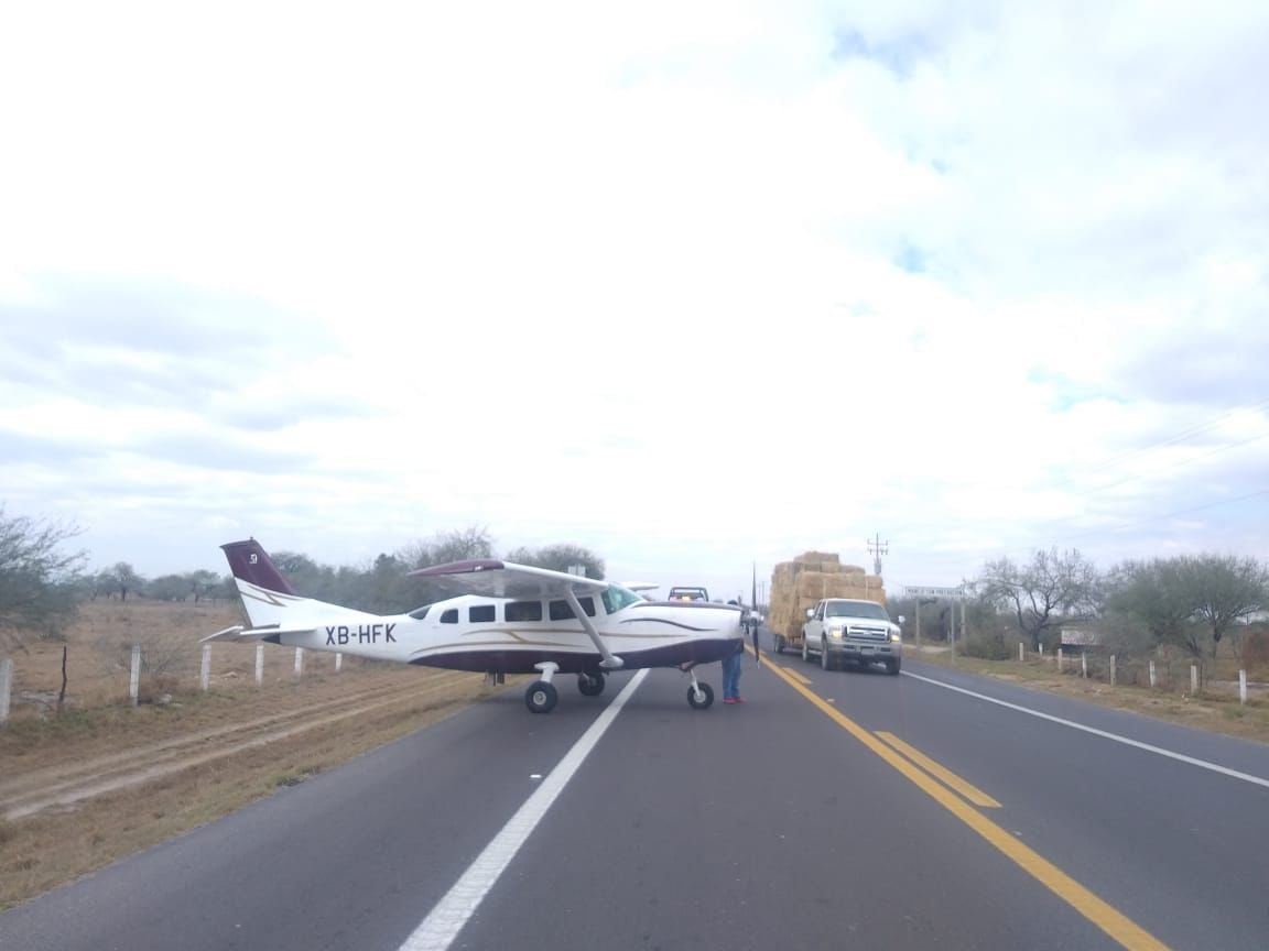 Avioneta realiza aterrizaje forzoso sobre carretera en Rioverde 