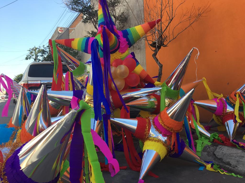 Fabricación de piñatas; tradición y sustento de la familia Alvarado desde hace 23 años. Foto: Regina Arellano