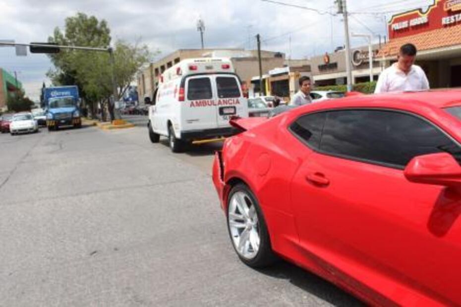 Camión cervecero choca contra vehículo deportivo