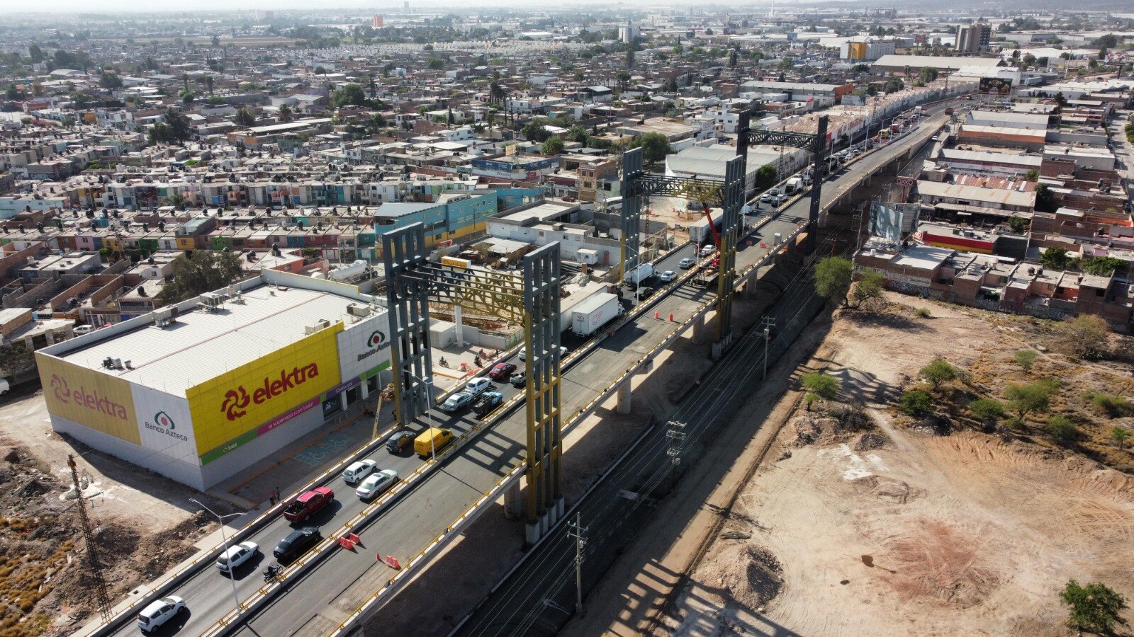 Trabajador de puente atirantado de la calle 71 en SLP es arrollado por maquinaria. Foto: Especial