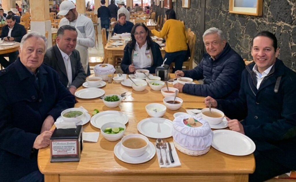 Chocan en redes por foto de AMLO con Bartlett almorzando barbacoa