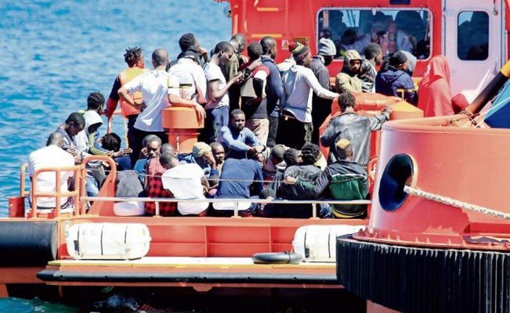 Salvamento Marítimo rescató ayer a 123 inmigrantes de 12 embarcaciones que navegaban en el estrecho de Gibraltar. El pasado viernes salvó a 888 persona (A.CARRASCO RAGEL. EFE)