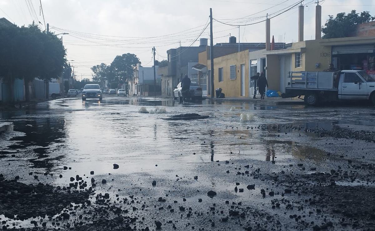 Por fuga, alcantarilla expulsa aguas negras y desechos al norte de la capital de SLP. Foto: Nancy Lizet Hernández