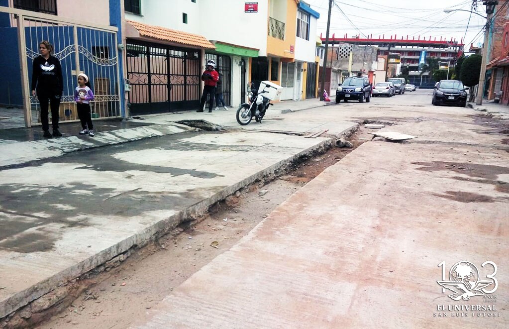 Habitantes de Valle Dorado lidian con aguas negras en tomas domiciliarias 