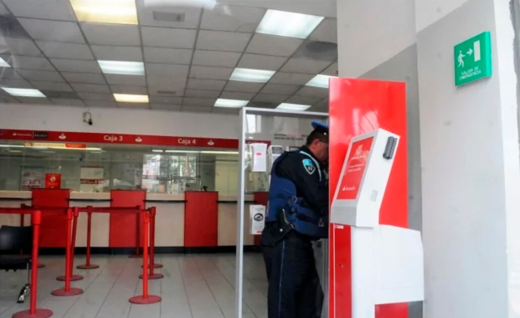 Cajera de sucursal en Veracruz no es cómplice de delincuentes, dice Santander