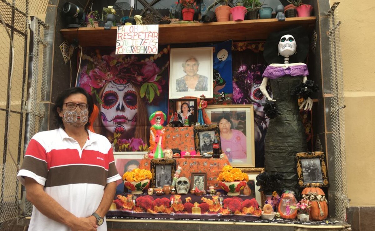 Desde hace 15 años familia potosina expone un altar monumental para no perder las tradiciones mexicanas