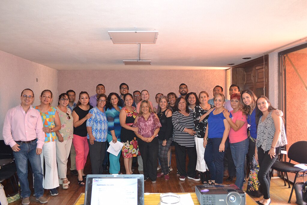 Capacitan a 28 funcionarios estatales en atención al público