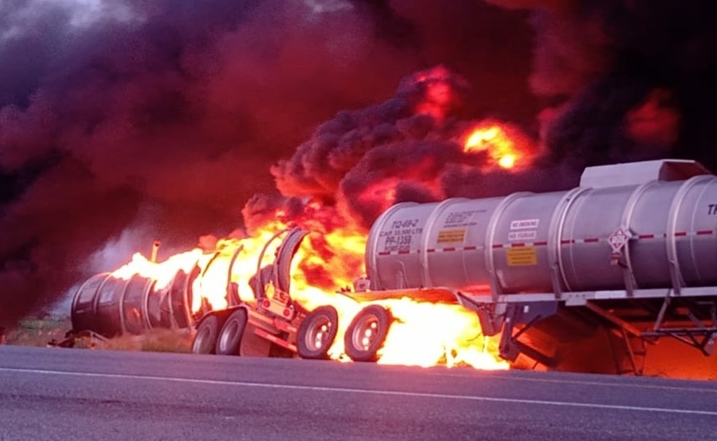 Pipa cargada con gasolina vuelca y estalla en la San Luis Potosí-Lagos de Moreno