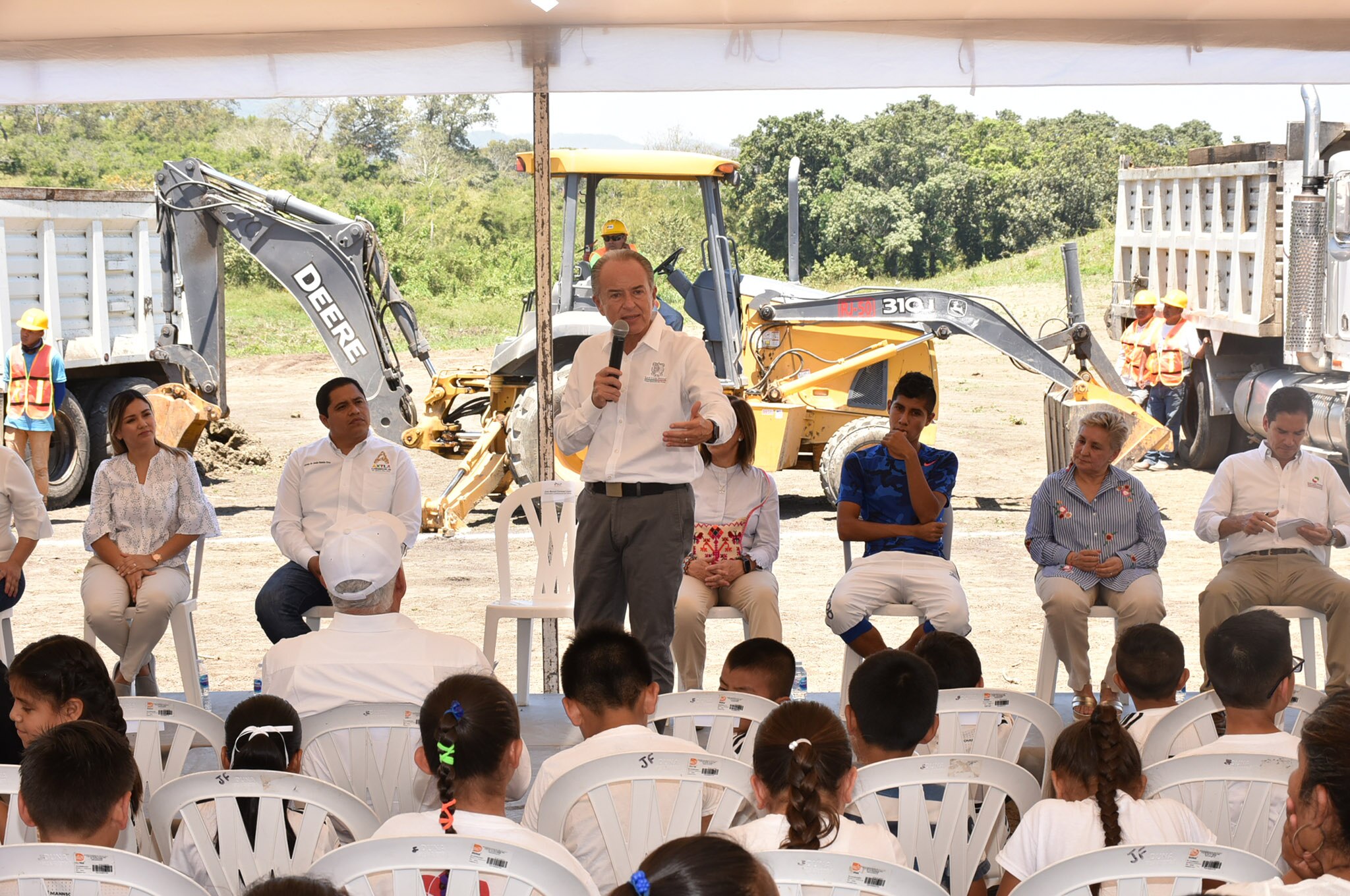 Arranca construcción de Unidad Deportiva para la Juventud en Axtla de Terrazas
