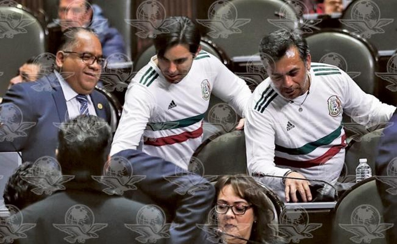  Diputado D´Alessio prefiere jugar "cascarita" que debatir Ley de Ingresos de AMLO