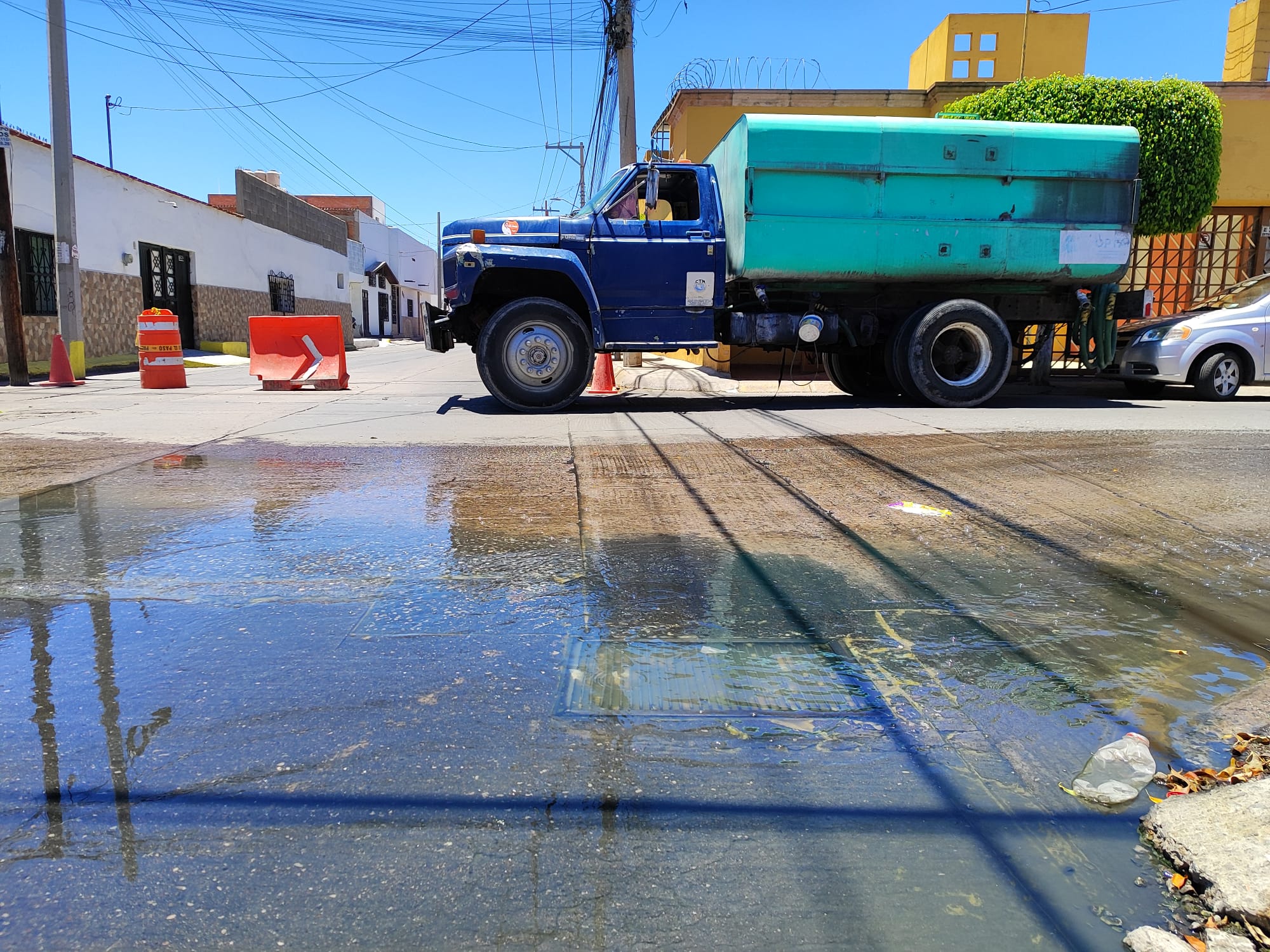 Fuga de aguas negras en la calle Altamirano de la capital de SLP