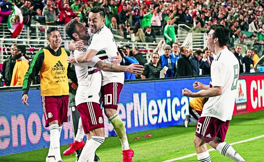 Marco Fabián (10) y Miguel Layún (izq.) fueron los anotadores de los goles en la victoria sobre los vikingos (JOHN G. MABANGLO. EFE)