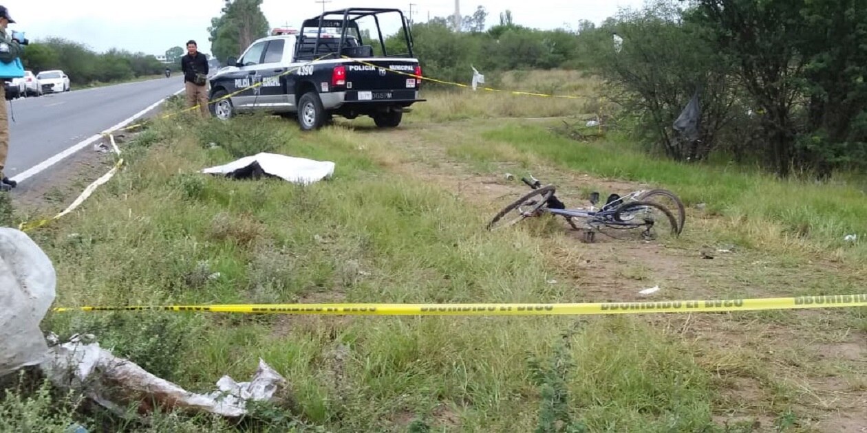 Arrollan a dos ciclistas; uno muere 
