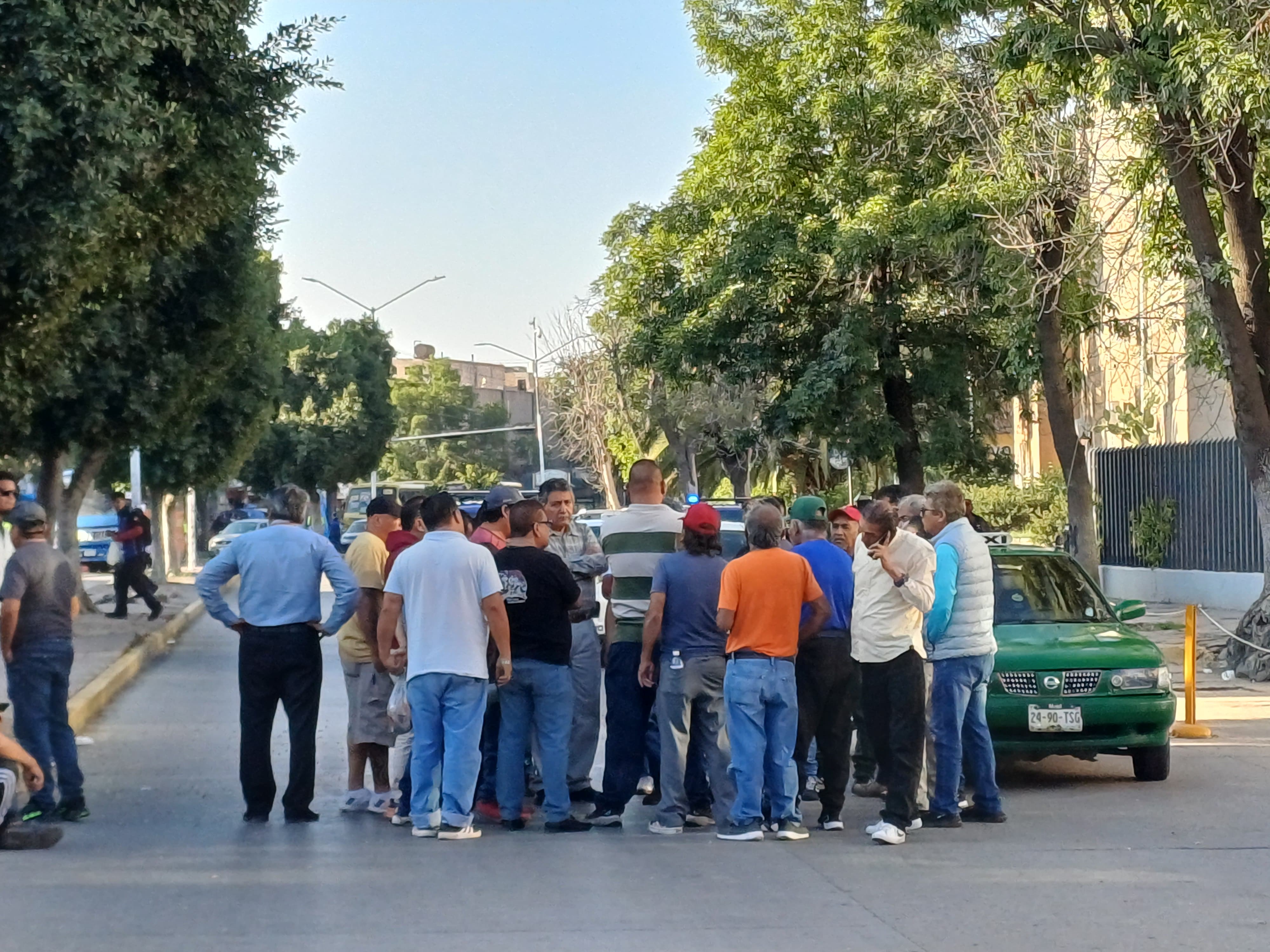 Taxistas colapsan vialidades del Centro Histórico de SLP; exigen regulación de transporte por aplicación 