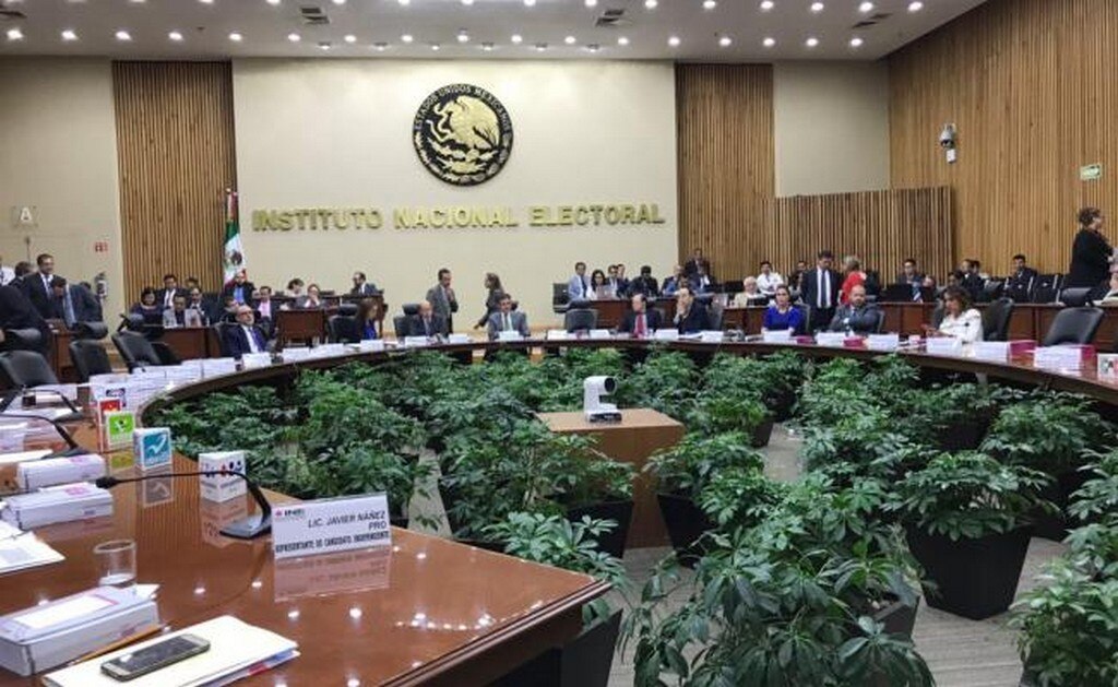 En la sesión, los consejeros volvieron a cuestionar la decisión del TEPJF de considerar como vulnerado el derecho de Ríos Piter (Foto: tomada de Twitter @INEMexico)