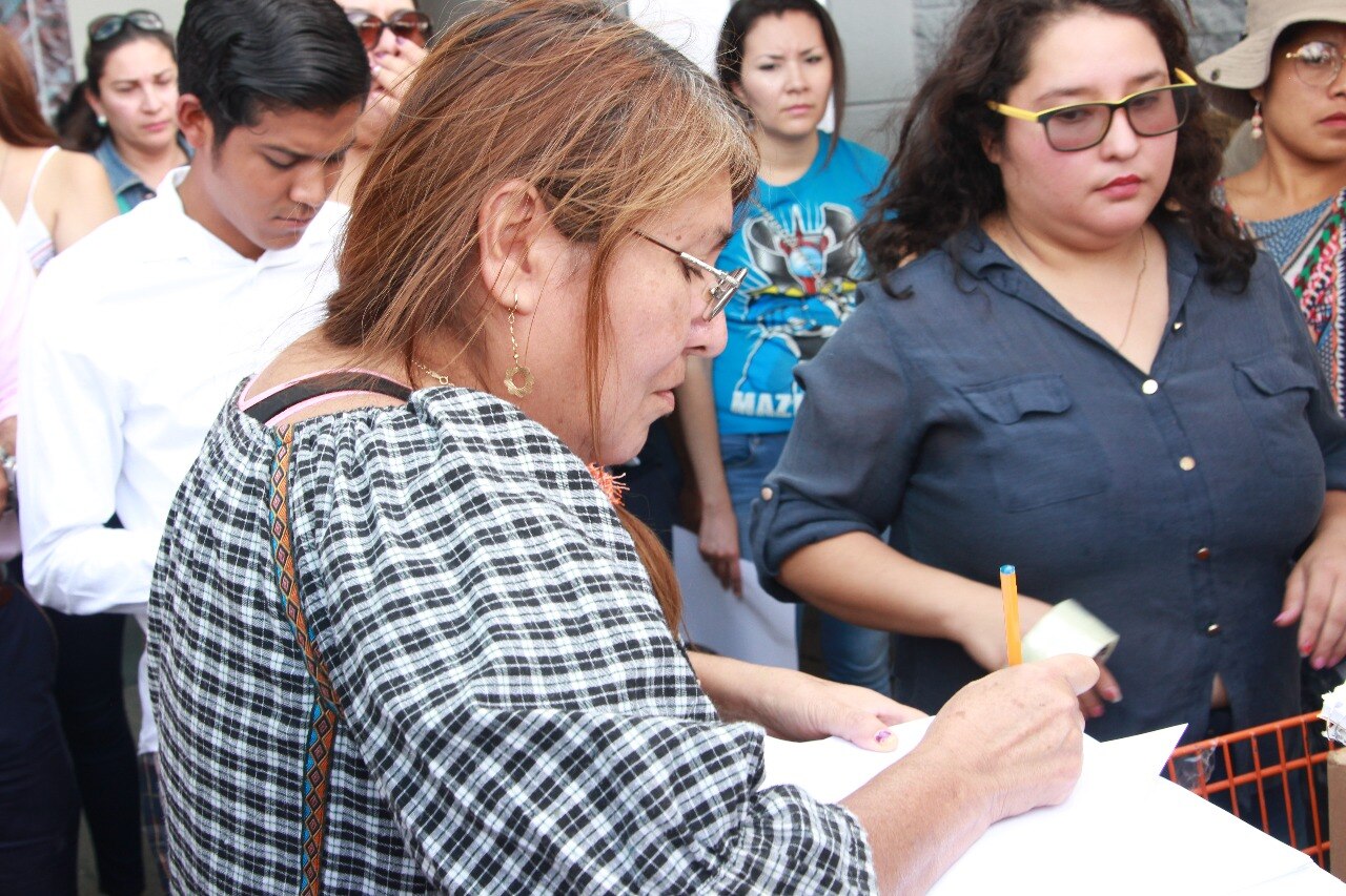Se agotan boletas y ciudadanos votan en hojas blancas 