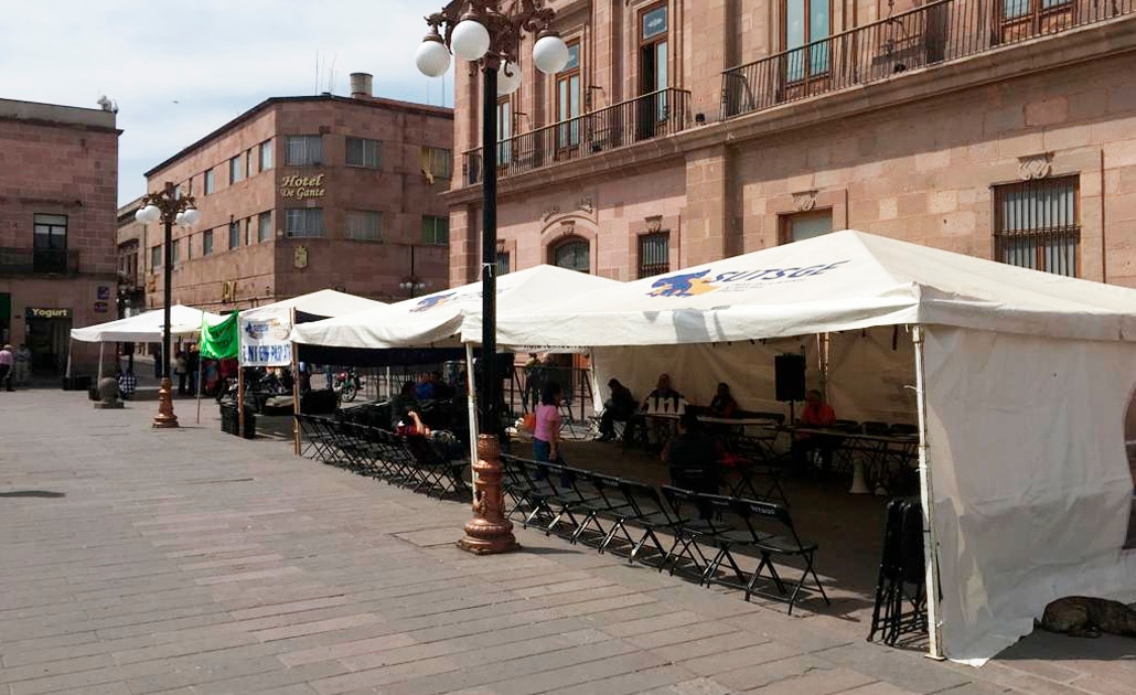 Instala SUTSGE plantón a las afueras de Palacio de Gobierno