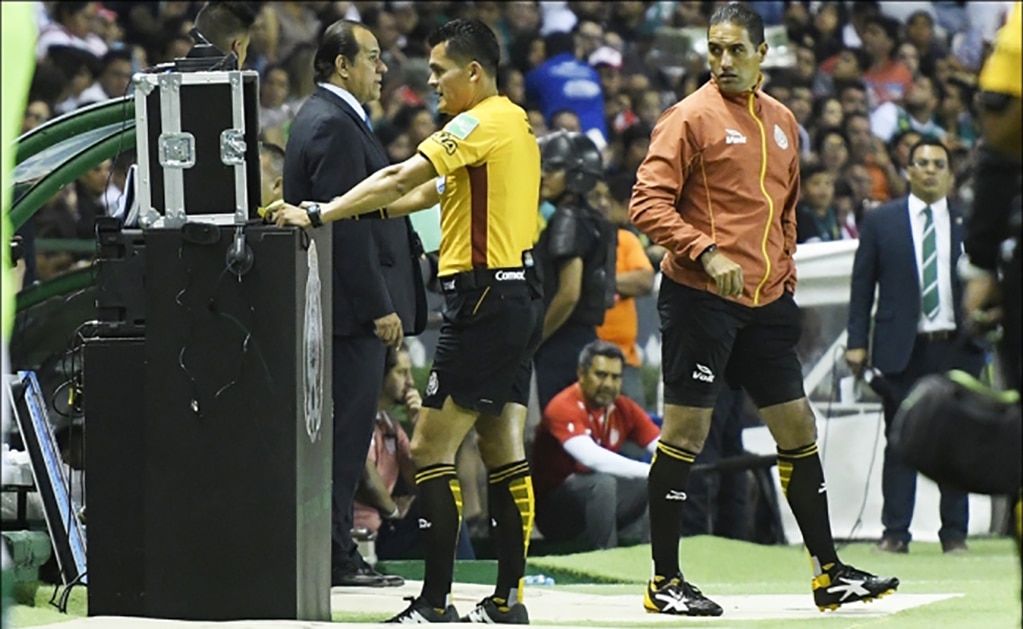 En la Liga MX, los árbitros no saben cómo utilizar el VAR