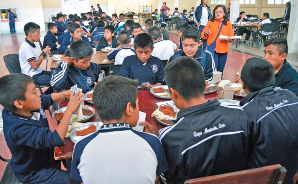 Los 30 pesos por alumno, que actualmente recibe la institución, deben solventar su alimentación diaria: desayuno, comida y cena. El desayuno consiste en un trozo de carne, frijoles y leche. Fotos/JUAN CARLOS ZAVALA. EL UNIVERSAL