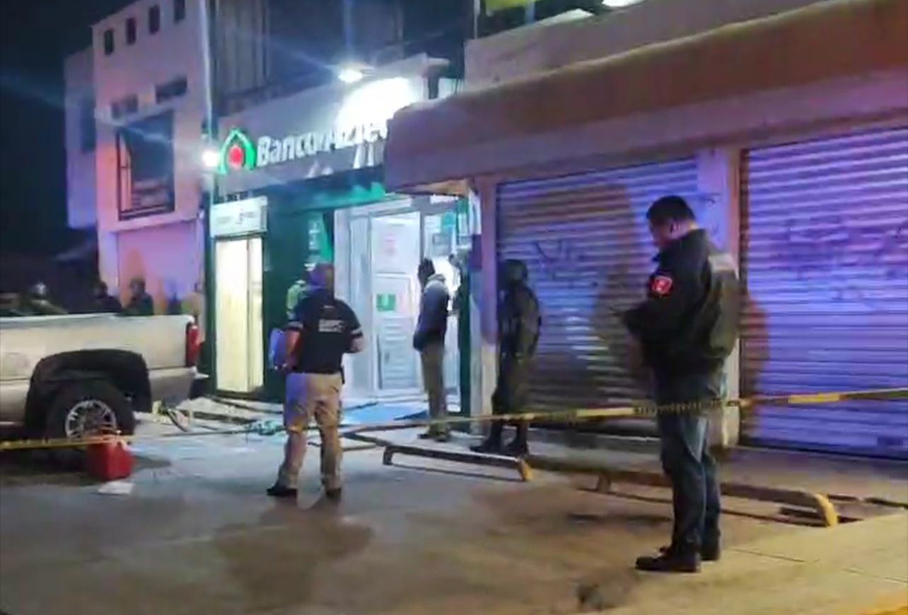 ¡De película! Sujetos intentan robar cajero automático amarrándolo a camioneta en SLP