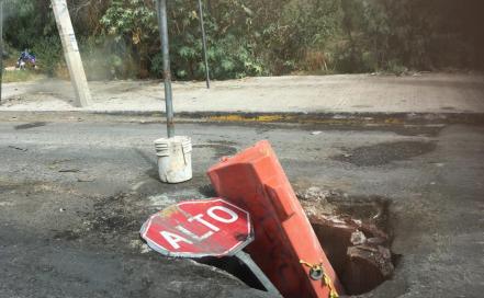 Vecinos de La Virgen denuncian socavón sobre Periférico y avenida San Pedro